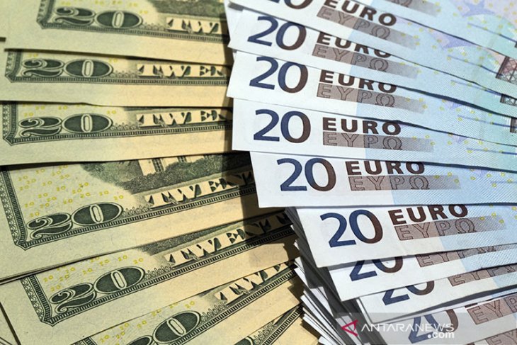 Dolar tergelincir setelah Fed pertahankan suku bunga mendekati nol