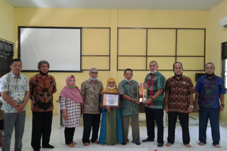 Perajin tenun UMKM di Sambas terima penghargaan dari Kemnaker
