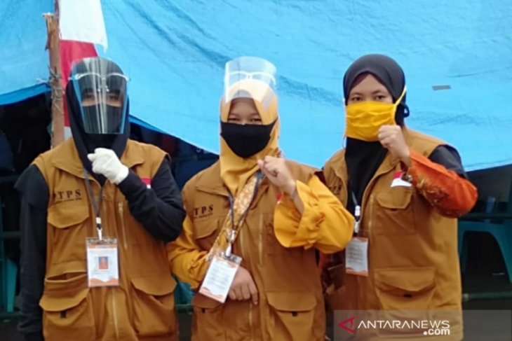Bawaslu Bangka Barat santuni pengawas TPS alami kecelakaan