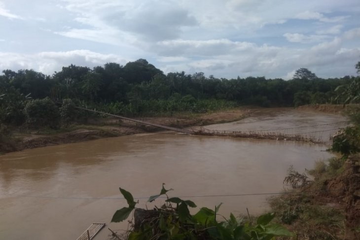 Sembilan warga luka-luka akibat jembatan gantung putus