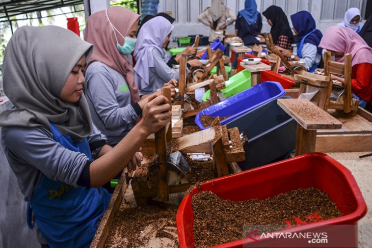 Cukai rokok naik 