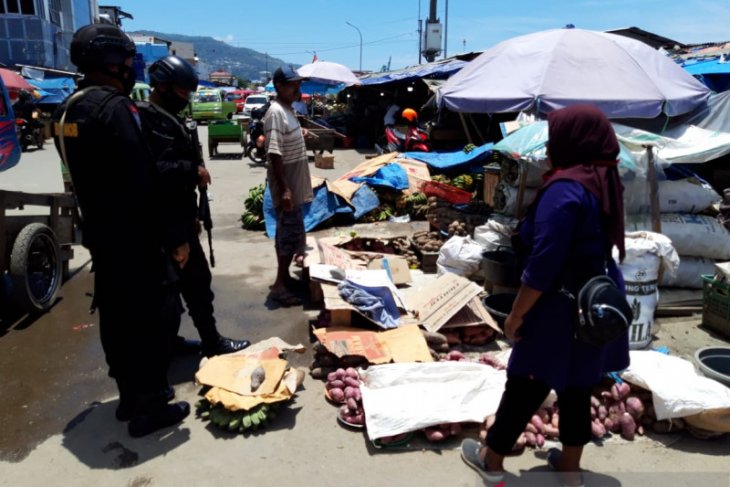 Brimob Polda Maluku berupaya terdepan ajak warga cegah virus corona