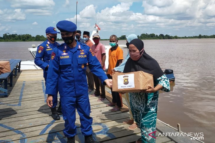 Polairud Jambi bantu sembako untuk warga terdampak angin puting beliung
