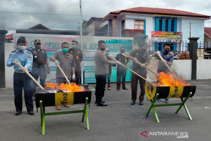Kejari Rejang Lebong musnahkan puluhan barang bukti tindak kejahatan