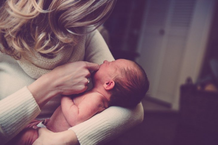 Sentuhan lembut berdampak baik pada otak dan emosi bayi