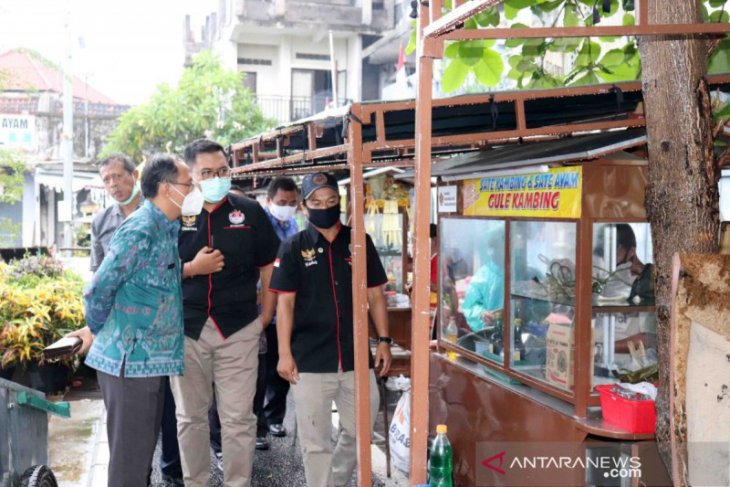 13 PKL Buleleng diberi bantuan gerobak