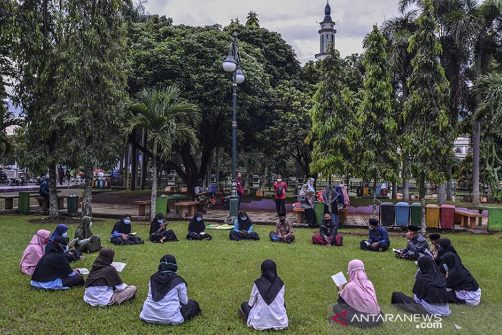 Membaca Al Quran di ruang terbuka 