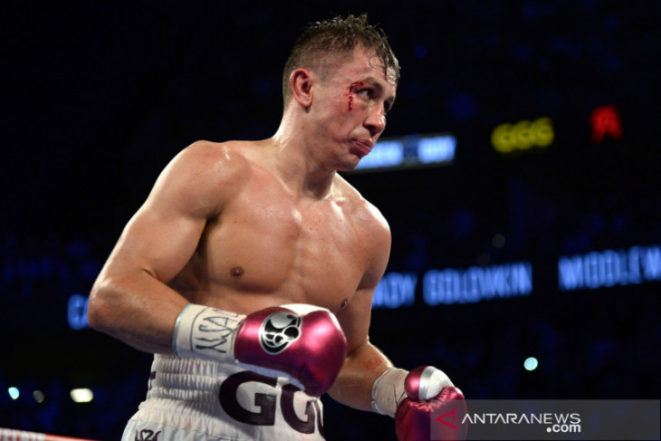 Gennady Golovkin pertahankan gelar usai menang TKO atas Szeremeta