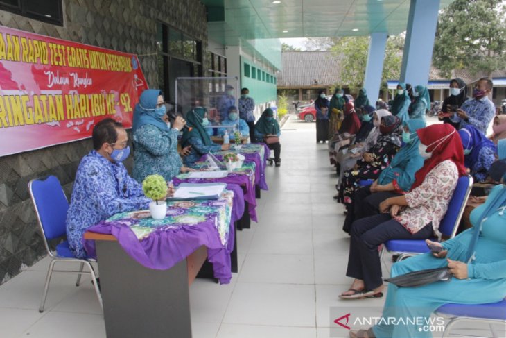 Peringati Hari Ibu, PKK HST gelar rapid test gratis