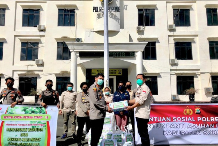 Pekerja hulu migas dan Polres Sorong bantu masyarakat terdampak COVID-19