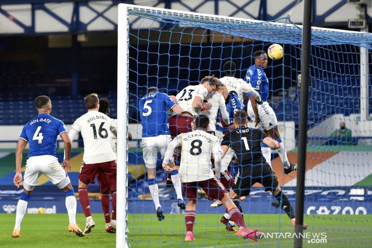 Everton lompat ke posisi kedua