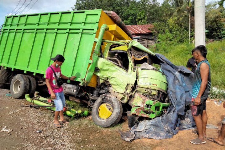Terjadi tabrakan beruntun, seorang sopir truk tewas