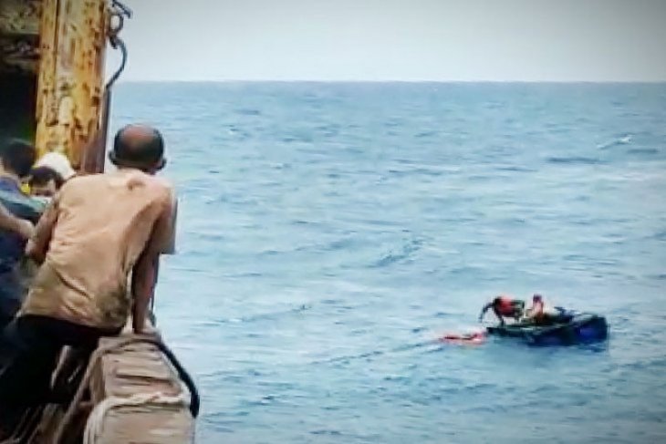 Kapal angkut pupuk ke Ketapang tenggelam, kru selamat dibawa ke Sampit
