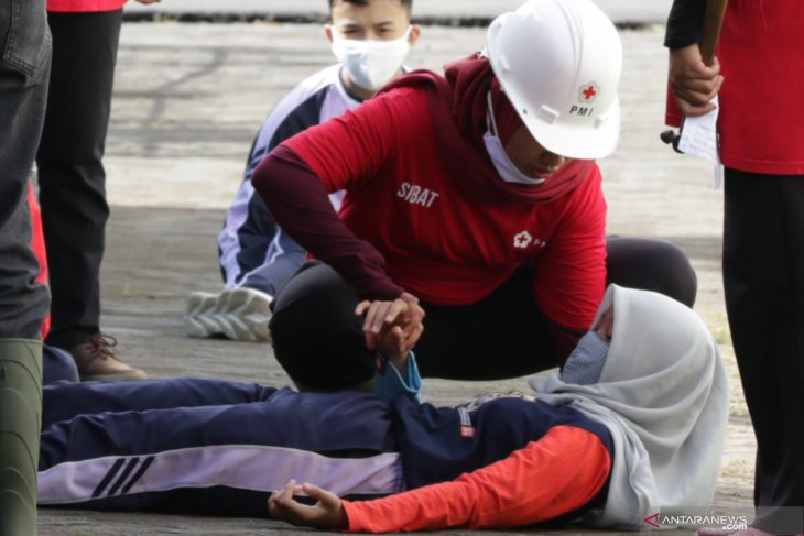 Simulasi evakuasi bencana gempa bumi