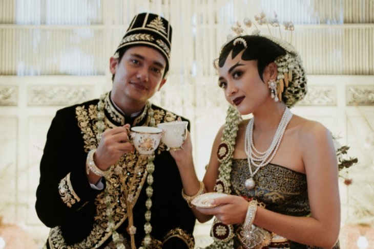 Kemarin, Adipati Dolken menikah sampai Ariana Grande tunangan