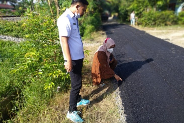 Anggota DPRD temukan jalan hotmix dikerjakan asal jadi