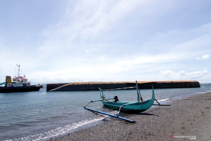 Kapal tongkang terbalik di selat Bali