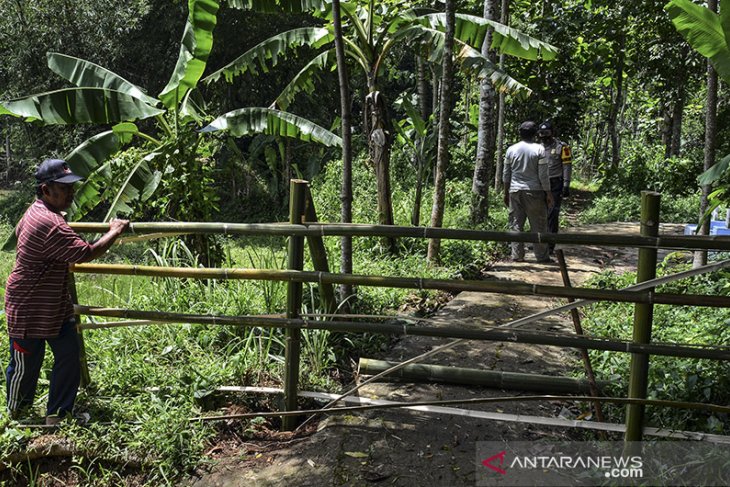 Akses jalan ke TPU ditutup akibat kalah Pilkades 