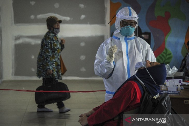 Tes cepat antigen di terminal Leuwi Panjang 