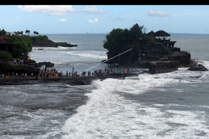 Wisatawan ramai ke Tanah Lot