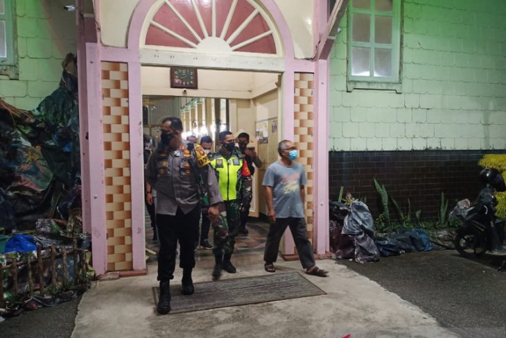 Anggota Babinsa - Polres Singkawang lakukan pengamanan misa Natal