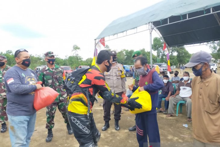 Kodim-Polres Bangka Barat salurkan bantuan 200 paket sembako