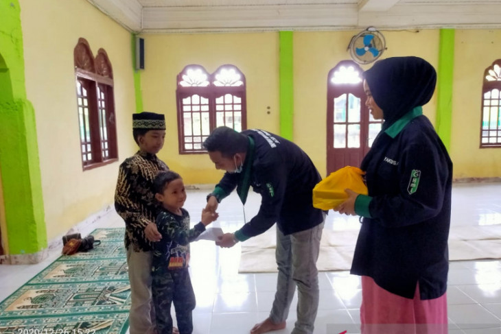 Kenang tsunami, anak yatim di Aceh Timur diberikan santunan