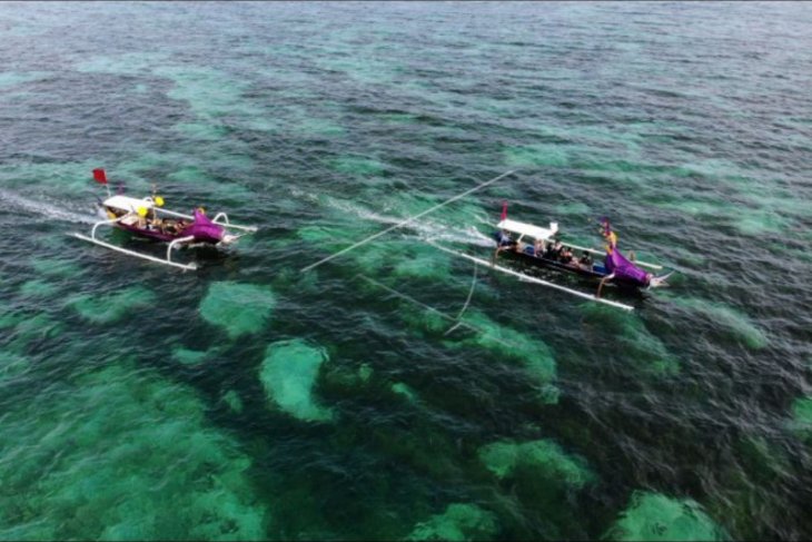 Parade jukung di Pantai Pandawa