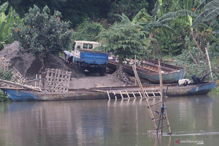 Penambangan pasir Sungai Brantas