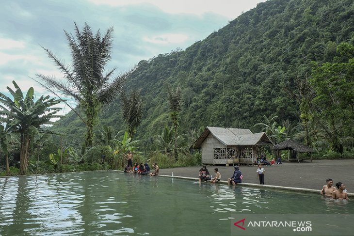 Wisata kolam renang air panas