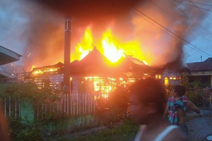 Dua unit rumah di Angkola Muaratais habis dilalap sijago merah