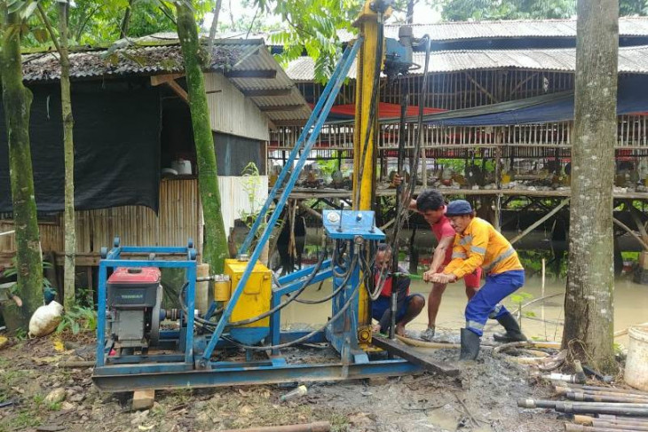 UI bantu penyediaan air bersih dengan sumur artesis bagi warga Tajur Halang Bogor