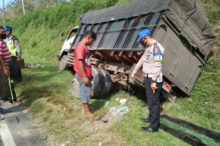 Dua unit truk tabrakan, sopir dan penumpang selamat