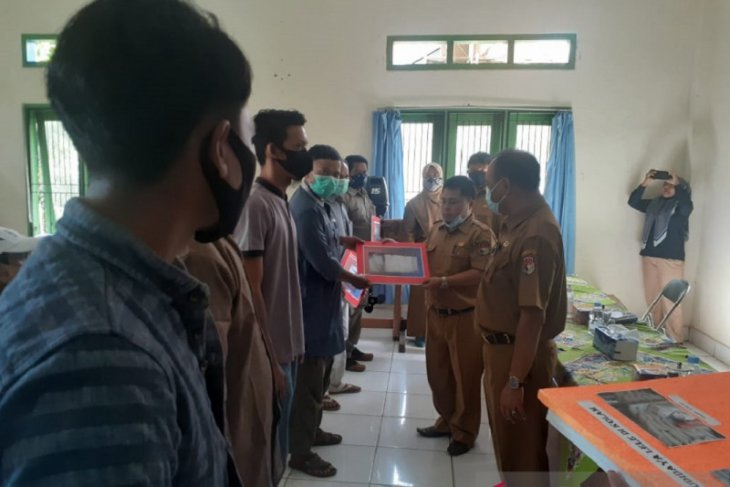 Mukomuko salurkan bantuan perahu kepada nelayan