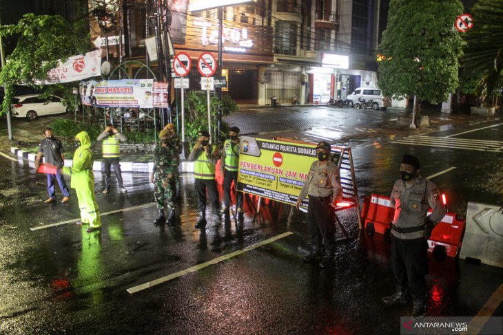 Pemberlakuan jam malam saat Tahun Baru