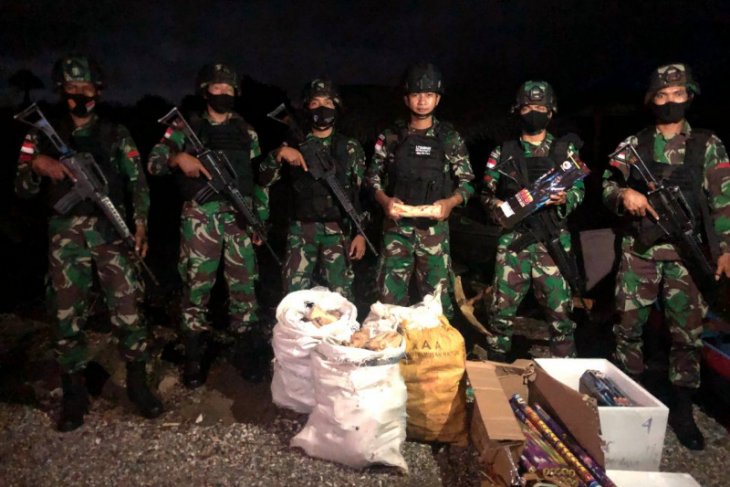 Yonif RK 744/SBY gagalkan penyelundupan kayu cendana-kembang api di Belu
