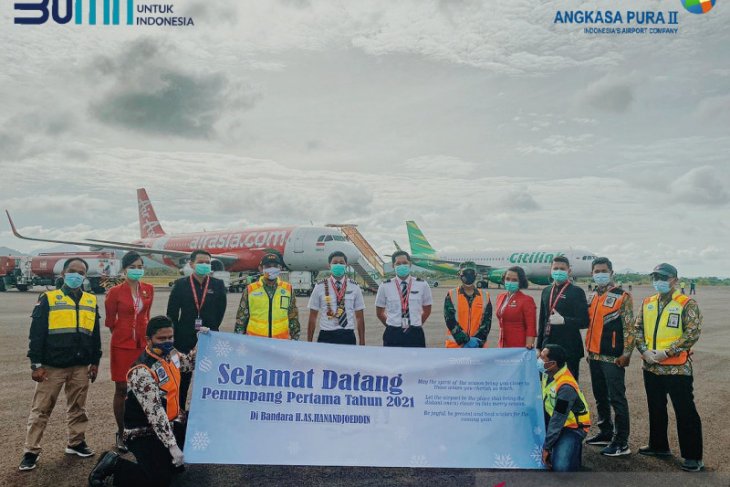 Penumpang pertama tahun 2021 Bandara Hanandjoeddin disambut kalungan bunga