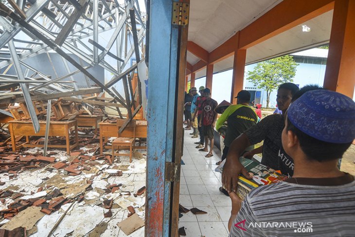 Sekolah ambruk di Ciamis 