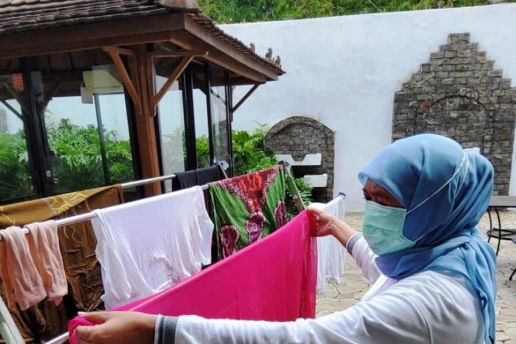 Gubernur Khofifah mencuci baju sendiri saat jalani isolasi mandiri