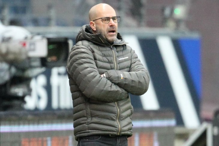 Pelatih Bayer Leverkusen mengibarkan bendera putih