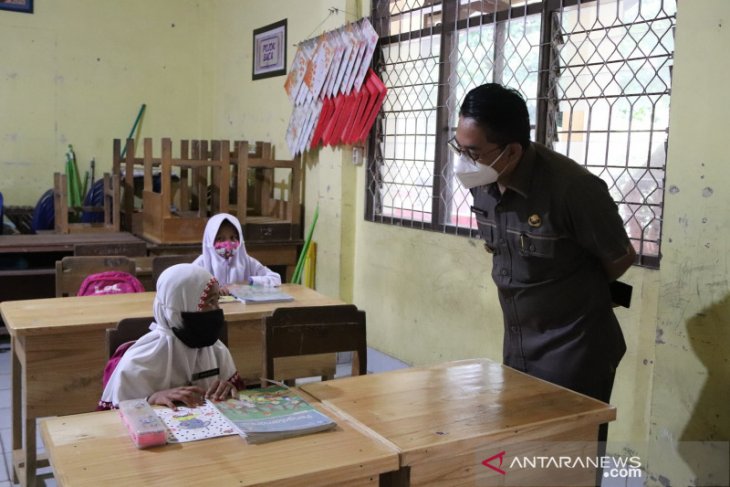 Pembelajaran tatap muka di hari kedua, Wabup HSS kunjungi empat sekolah