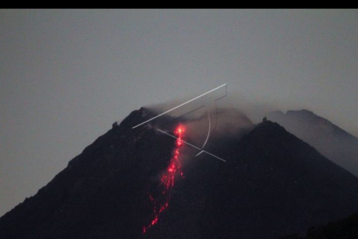 Merapi mengeluarkan lava pijar