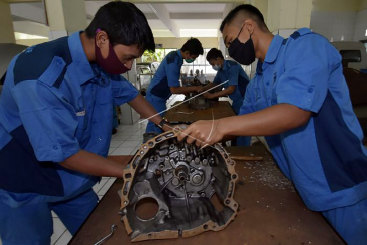 Siswa SMK belajar dengan tatap muka di Denpasar