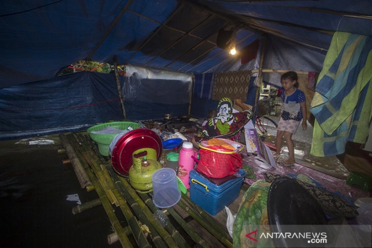 Warga Dirikan Tenda Darurat