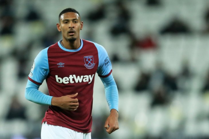 Striker West Ham Haller pindah ke Ajax Amsterdam