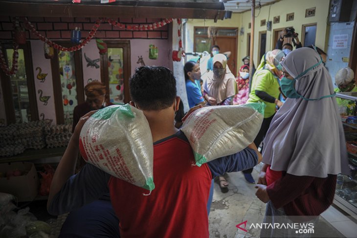 Penyaluran bantuan sosial non tunai di Bandung 