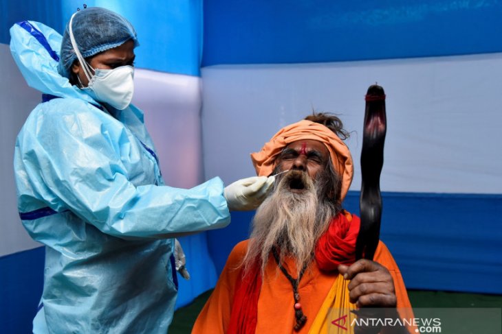Seorang petugas kebersihan menerima vaksin COVID-19 pertama di India