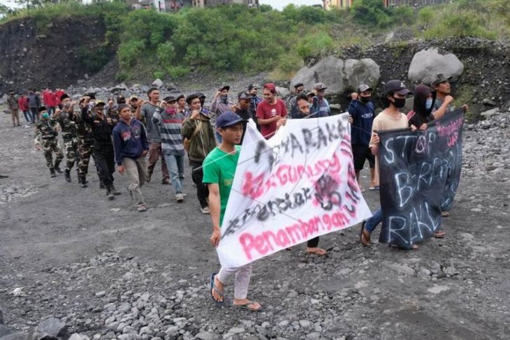 Tolak penambangan pasir ilegal