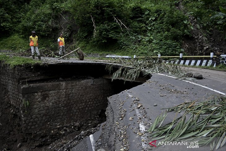 Jembatan roboh di Garut 