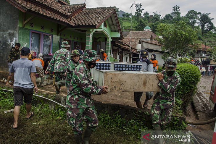 Warga terdampak longsor Sumedang evakuasi barang 